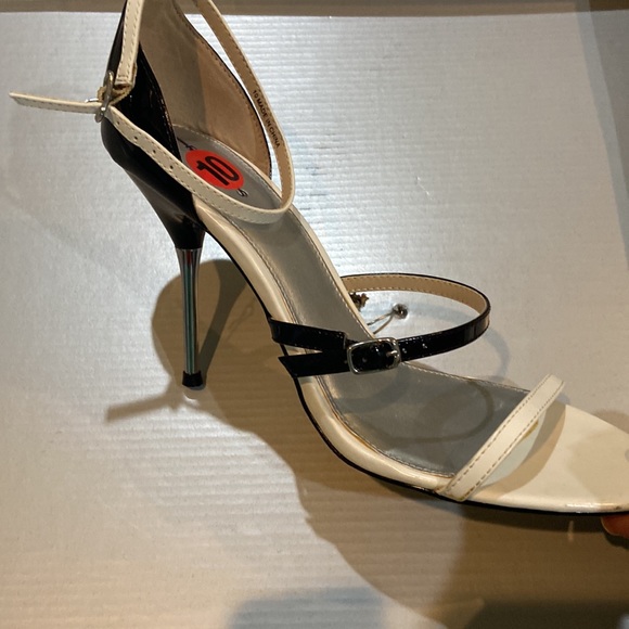 Black and White sandals - Picture 3 of 7